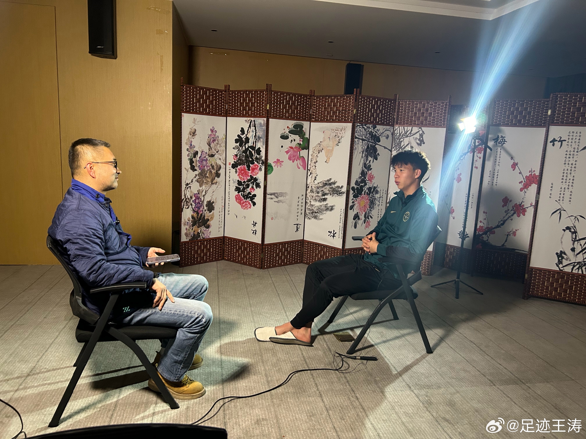 記者：王鈺棟視韋世豪為偶像&想加他微信，現(xiàn)進(jìn)了國足不知加到?jīng)]