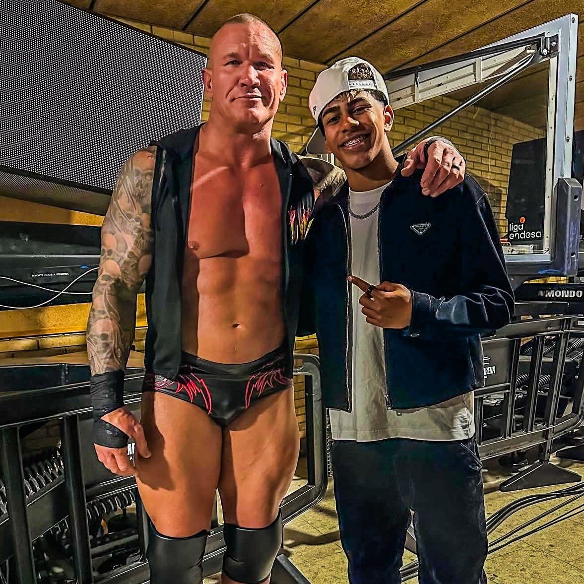 小心RKO！亞馬爾現(xiàn)場觀戰(zhàn)WWE，和奧爾頓、Triple H等合影