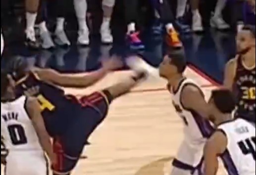 抬腳過高踢到了對手下巴！NBA官方：穆迪這一動作被判1級惡犯