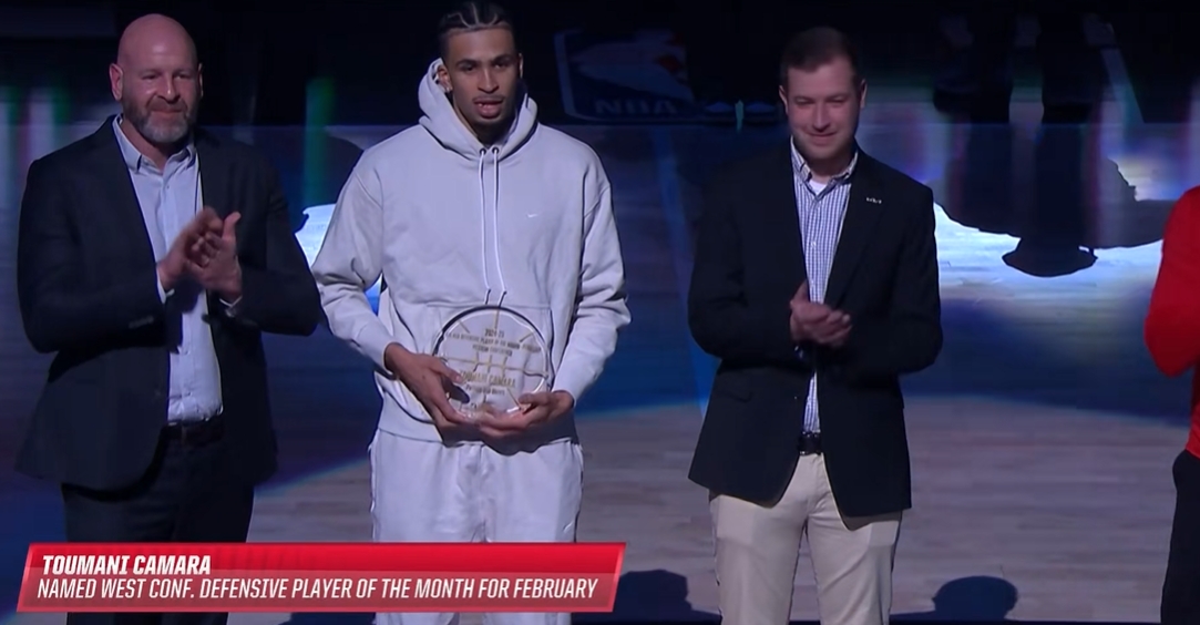 實至名歸！NBA官方為卡馬拉現場頒發(fā)2月西部最佳防守球員獎項