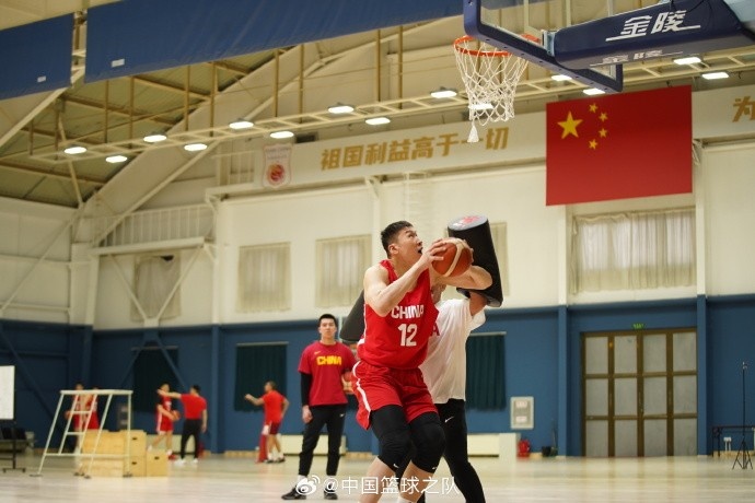 中國籃球之隊官博：大塊頭 大能量 祝李炎哲25歲生日快樂！