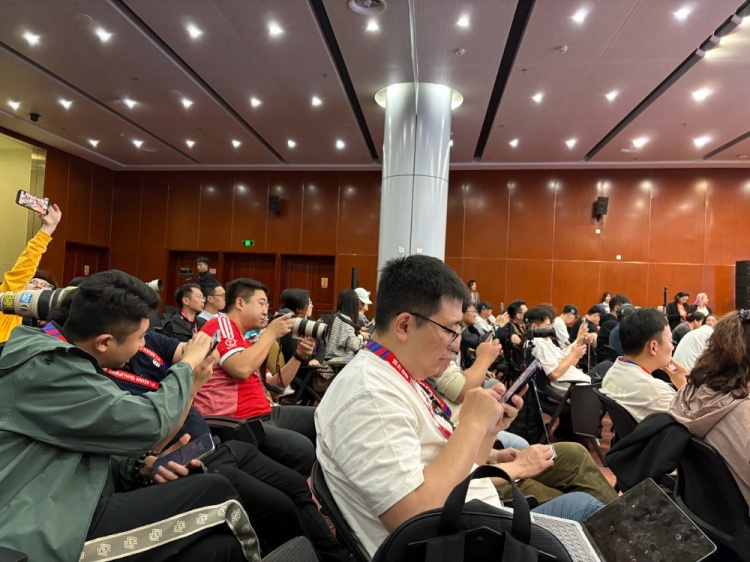 萬眾矚目！記者擠滿國(guó)足賽前新聞發(fā)布廳，賽場(chǎng)記者預(yù)計(jì)超300人