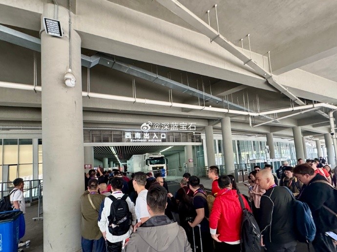 盛況空前！記者曬照：距離中澳之戰(zhàn)還有三小時(shí)，現(xiàn)場(chǎng)記者已超百名